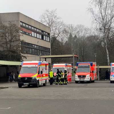 Beim Einsatz an der Moseltal Realschule plus waren rund 35 Einsatzkräfte von Feuerwehr, Rettungsdienst, Schnelleinsatzgruppen und Polizei vor Ort.