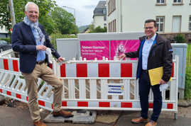 OB Wolfram Leibe (links) und Chief Digital Officer Thorsten Kraus begutachten bei einem Ortstermin in Trier-Nord die Bauarbeiten zur Verlegung von Glasfaser.
