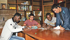 In ihrem Wohnheim in Ehrang können Adam, Mahdi, Mohammadou und Mohammad (v. l.) den Deutschkurs, den sie im Multikulturellen Zentrum besuchen, nachbereiten.