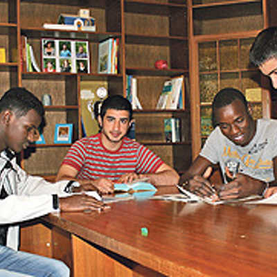 In ihrem Wohnheim in Ehrang können Adam, Mahdi, Mohammadou und Mohammad (v. l.) den Deutschkurs, den sie im Multikulturellen Zentrum besuchen, nachbereiten.