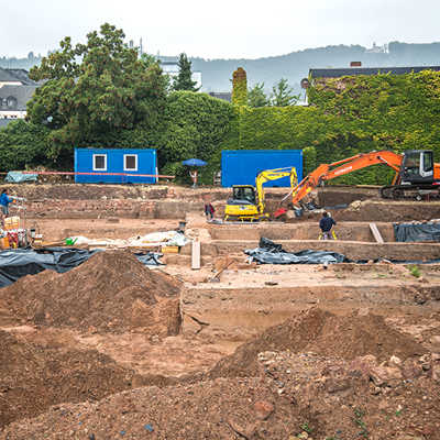 Auf dem Grundstück des künftigen Wohnbauprojekts in der Paulinstraße befand sich zu römischer Zeit ein Gräberfeld. Zur Zeit sondieren Archäologen das Gelände.