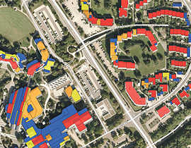 Dieser Ausschnitt aus dem Solardachkataster verdeutlicht, dass im Gebiet Weidengraben/Universität viele Dächer sehr gut für Photovoltaik geeignet sind (rote Einfärbung). Orange bedeutet „gut”, grün „bedingt” und blau „nicht geeignet”.