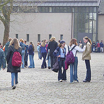 Jugendliche der Maximin-Hauptschule in einer Pause auf dem Hof zwischen der früheren Abtei und dem Neubau. Foto: Maximin-Hauptschule