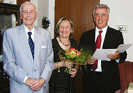 OB Helmut Schröer überreicht Hans und Elisabeth Weske bei seinem Besuch nicht nur die offizielle Gratulationsurkunde, sondern auch einen Blumenstrauß in den Trierer Stadtfarben Rot und Gelb.