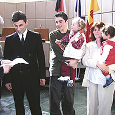 Der Iraker Ismet Sindi (3. v. l.) und seine fünf Kinder erhalten von Oberbürgermeister Helmut Schröer im Großen Rathaussaal ihre Einbürgerungsurkunden.