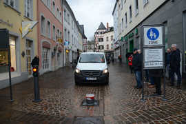 Fährt ein Fahrzeug aus der Glockenstraße in Richtung Rindertanzstraße, senkt sich der Poller automatisch. Fotos: Presseamt Stadt Trier

