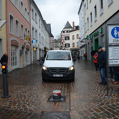 Fährt ein Fahrzeug aus der Glockenstraße in Richtung Rindertanzstraße, senkt sich der Poller automatisch. Fotos: Presseamt Stadt Trier
