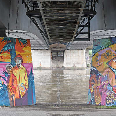 Unter der Adenauer-Brücke gibt es bunte und zum Teil künstlerisch wertvolle Graffiti, im Bauwerk aber auch einige Schäden, die bald genau untersucht werden sollen.