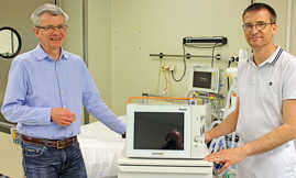 Die beiden Chefanästhesisten Dr. Oliver Kunitz (l.) und Dr. Tim Piepho freuen sich über die neuen Beatmungsgeräte.