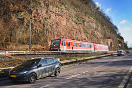 Foto: Zug der Regionalbahn bei Igel