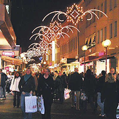 Die Trierer Fußgängerzone war am ersten Adventswochenende auch in den Abendstunden stark frequentiert. Unser Foto entstand am Freitag gegen 18 Uhr in der Brotstraße.