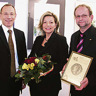 Bürgermeister Georg Bernarding mit Barbara Polka und Andreas Dalpke.