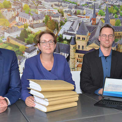 Ein kleiner Bildschirm ersetzt dicke Akten: OB Wolfram Leibe, Gregor Vlatten, Projektleiter bei der städtischen Bauverwaltung, Bundesbauministerin Klara Geywitz und Ministerpräsident Alexander Schweitzer (v. r.) sind von den Vorteilen der digitalen Baugenehmigung überzeugt. 