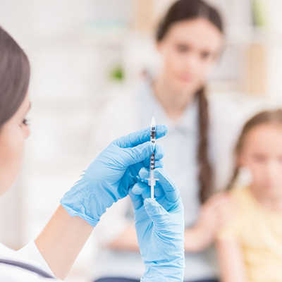Eltern, die ihr Kind gegen Covid impfen lassen möchten, können dies im Impfzentrum im Messepark am 22. und 23. Dezember machen lassen. Foto: Adobe Stock