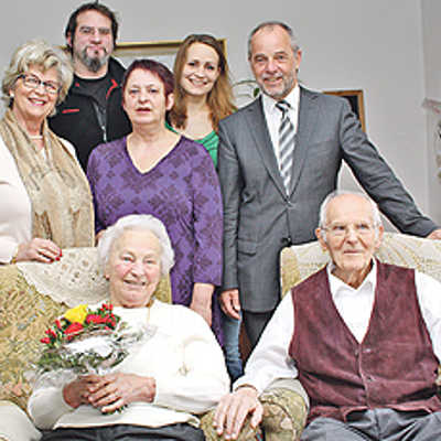 OB Klaus Jensen (hinten r.), Ortsvorsteherin Elisabeth Ruschel (l.), Enkel Sascha mit Freundin Julia (hinten) und Tochter Christa (Mitte) gratulieren Hildegard und Ernst Bernges zur Eisernen Hochzeit.