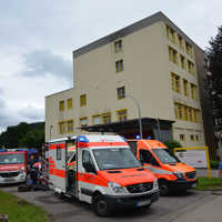 Rettungsfahrzeuge vor dem Klinikum Mutterhaus Ehrang