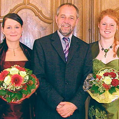 OB Klaus Jensen mit der künftigen Weinkönigin Stefanie Weinberger (rechts) und ihrer Prinzessin Jennifer Deschunty.
