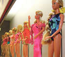 Die Ausstellung zeigt Barbie und die Mode im Wandel der Zeit.