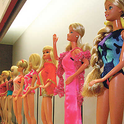 Die Ausstellung zeigt Barbie und die Mode im Wandel der Zeit.
