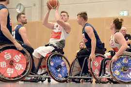 Zwei Mannschaften spielen Rollstuhlbasketball