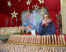 Der Stand mit handgemachten Holzpfeifen aus Griechenland ist in diesem Jahr erstmals auf dem Trierer Weihnachtsmarkt dabei. 