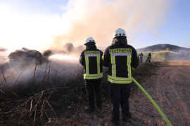 Löscharbeiten während des Strohballen-Brands auf der Kenner Flur.