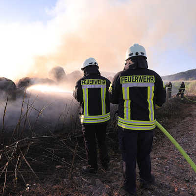 Löscharbeiten während des Strohballen-Brands auf der Kenner Flur.