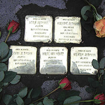 Schülerinnen des AVG haben Rosen an die „Stolpersteine“ für Familie Altmann gelegt, die der Kölner Künstler Gunter Demnig in den Gehweg an der Zuckerbergstraße 16 eingelassen hat.
