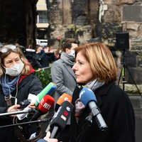 Ministerpräsidentin Malu Dreyer wird nach der Gedenkveranstaltung interviewt.