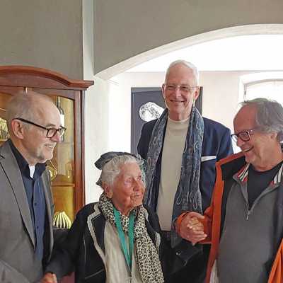 Zu ihrem 100. Geburtstag gratulieren Frau Dr. Sigrid Theisen neben Oberbürgermeister Wolfram Leibe (2. Von rechts) und Dirk Löwe, Ortsvorsteher von Trier-Nord, (rechts) auch der Oberbürgermeister a. D. Klaus Jensen (links).