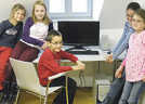 Kinder des Jugendtreffs Ehrang/Quint freuen sich über die Computer, die mit den Geldern des Konjunkturpakets II gekauft wurden. Foto: Stadtjugendpflege