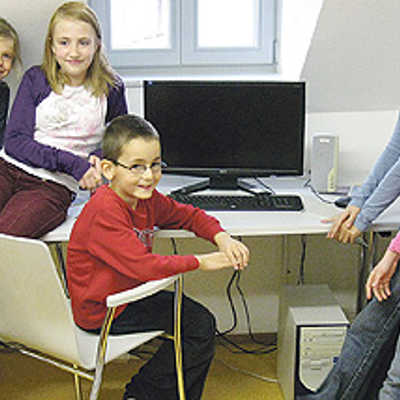 Kinder des Jugendtreffs Ehrang/Quint freuen sich über die Computer, die mit den Geldern des Konjunkturpakets II gekauft wurden. Foto: Stadtjugendpflege
