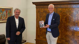 OB Wolfram Leibe freut sich über die neue Asselborn-Biographie, die der luxemburgische Außenminister ihm überreicht hat.