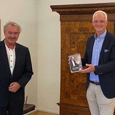 OB Wolfram Leibe freut sich über die neue Asselborn-Biographie, die der luxemburgische Außenminister ihm überreicht hat.