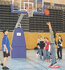 Sportliche Akzente setzte beim Aktionstag in der Arena unter anderem die DJK/MJC Trier mit einem Basketballstand.