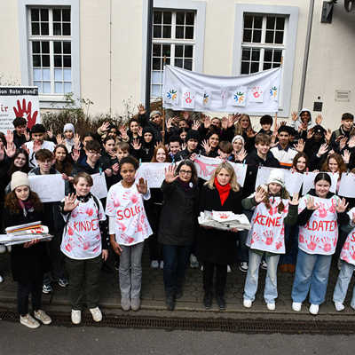 Stoppzeichen: Zahlreiche Schülerinnen und Schüler setzten sich beim Red Hand Day gegen den Missbrauch von Kindern in Kriegen ein und überbrachten Politikern vor dem Rathaus als Zeichen des Protests rote Handabdrücke.