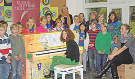 Der „Chor über Brücken” mit seiner Leiterin Julia Reidenbach (rechts) gibt während der Verleihung des Kinderkulturklaviers eine Kostprobe seines Könnens.