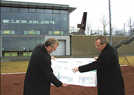 Amtsleiter Klauspeter Quiring (l.) und sein Stellvertreter Erwin Kuhn mit den Plänen für das „Biergarten“-Gebäude auf dem Petrisberg vor dem fertigen Haus.