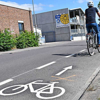 Der Weg zum besseren Klimaschutz führt in Trier auch über eine weitere Verbesserung der Infrastruktur für den Radverkehr, darunter die Markierung von Schutzstreifen wie in der Kürenzer Straße.