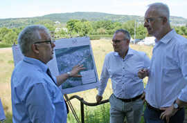 Bei einem Ortstermin besprechen Baudezernent Andreas Ludwig, SWT-Vorstand Arndt Müller und OB Wolfram Leibe die Pläne für den Grüneberg.