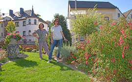 Im Vorjahr landete der Vorgarten von Karin Anglewitz (r.) und ihrer Mutter Katharina auf dem zweiten Rang. Ab sofort können sich die Trierer wieder mit ihren Vorgärten und Balkonen bewerben. 