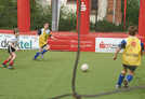 Wie beim Vorausscheid im April (Foto) findet der Soccer-Cup wieder auf einem aufblasbaren Spielfeld mit markantem roten Rand statt.     Foto: Sparkasse