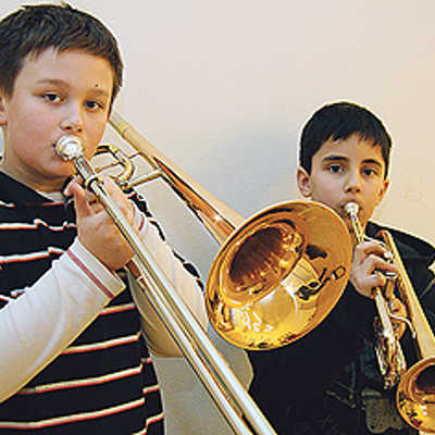 David und Mehmet (v.l.) zeigen mit ihren Instrumenten, was sie bisher gelernt haben.