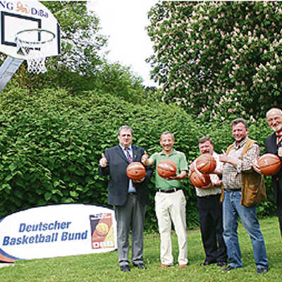Als Vertreter des Landesverbandes freuen sich Präsident Gerhart Aichert (r.) und Jugendwart Horst Molitor (l.) mit BM Georg Bernarding (2. v. l.), Sportamtsleiter Robert Kufs (Mitte) und Basketball-Urgestein Wolfgang Esser (2. v. r.) über den neuen Korb.