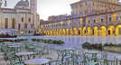 Zu den schönsten Plätzen in Italien zählt die Piazza del Popolo in Triers Partnerstadt Ascoli Piceno. Vorne Stühle des Café Meletti. Links im Hintergrund die Kirche San Francesco. Foto: Mario Di Martino