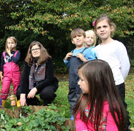 Bürgermeisterin nbirk besuctht die Kinder im Wandelgarten