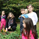 Bürgermeisterin Angelika Birk lässt sich von den Kindern erklären, was sie alles in den Beeten angepflanzt haben. 