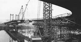 Bereits 1911 gab es Pläne für eine Brücke im Trierer Süden, doch durch die beiden Weltkriege konnte erst in den 1960er Jahren begonnen werden. 1972 waren die Bauarbeiten in vollem Gang.