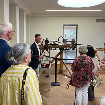 Peter Johann (Uni Trier/hinten Mitte) erläutert bei der Eröffnung der Sonderausstellung die Rekonstruktionen von Feldgeschützen. Zu sehen sind die Typen Cremona (r.) aus dem ersten und Orşova aus dem zweiten Jahrhundert nach Christus.