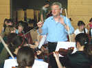 Beispiel für grenzüberschreitende Kulturprojekte 2007: Mehr als 70 Meisterschüler der öffentlichen Musikschulen der Großregion proben für Auftritte unter der Leitung von Dirigent Martin Almquist.